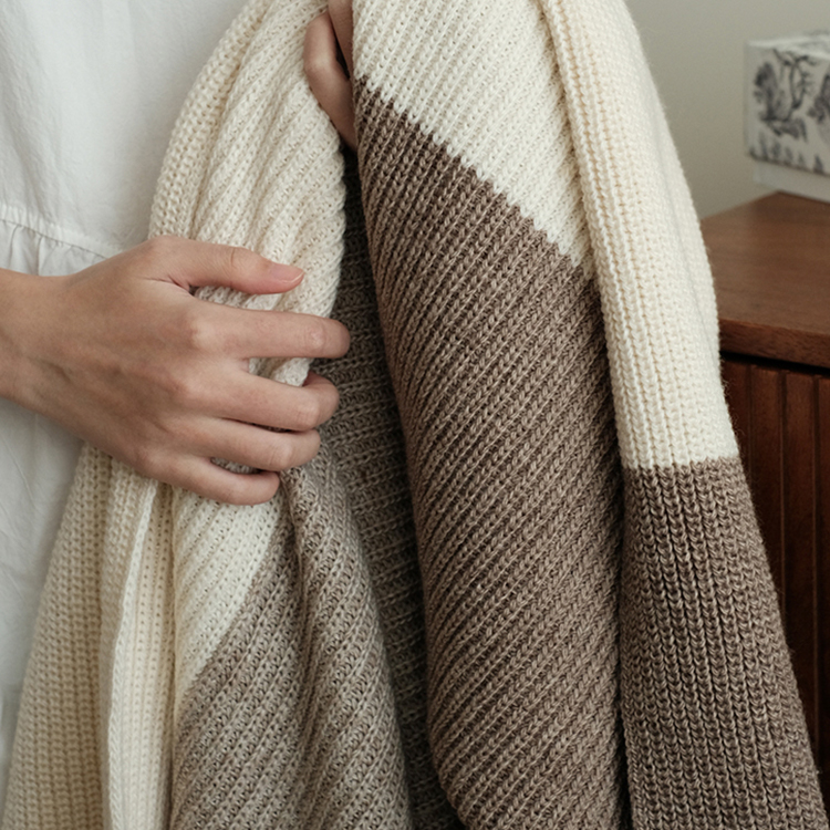 Custom Wool Blend Thick Grey White Beads Cable Knitted Throw Blanket